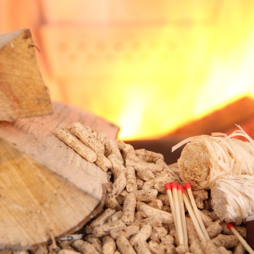 Kamin mit Holz und Zündhölzer